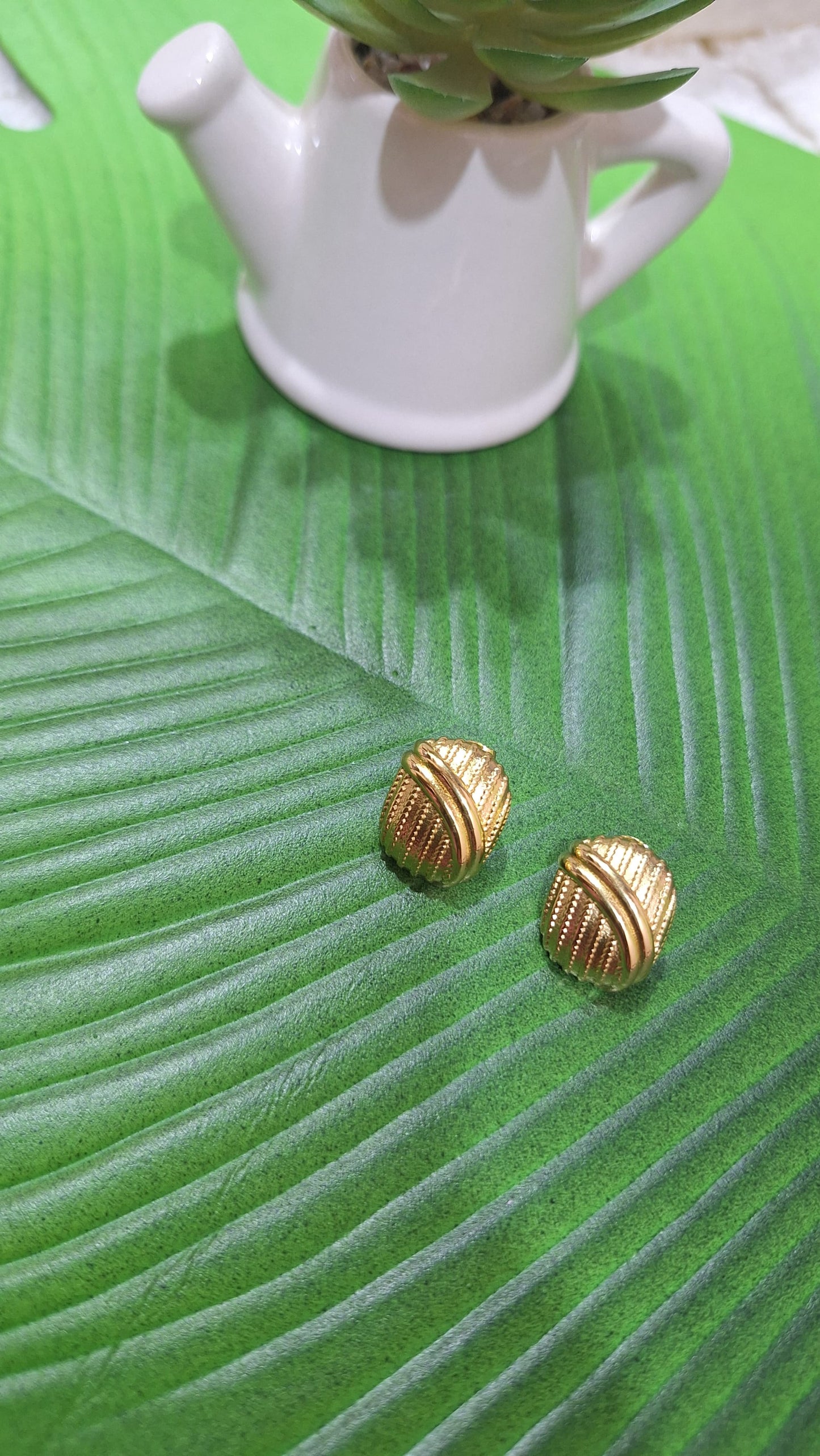 Classic stud earrings