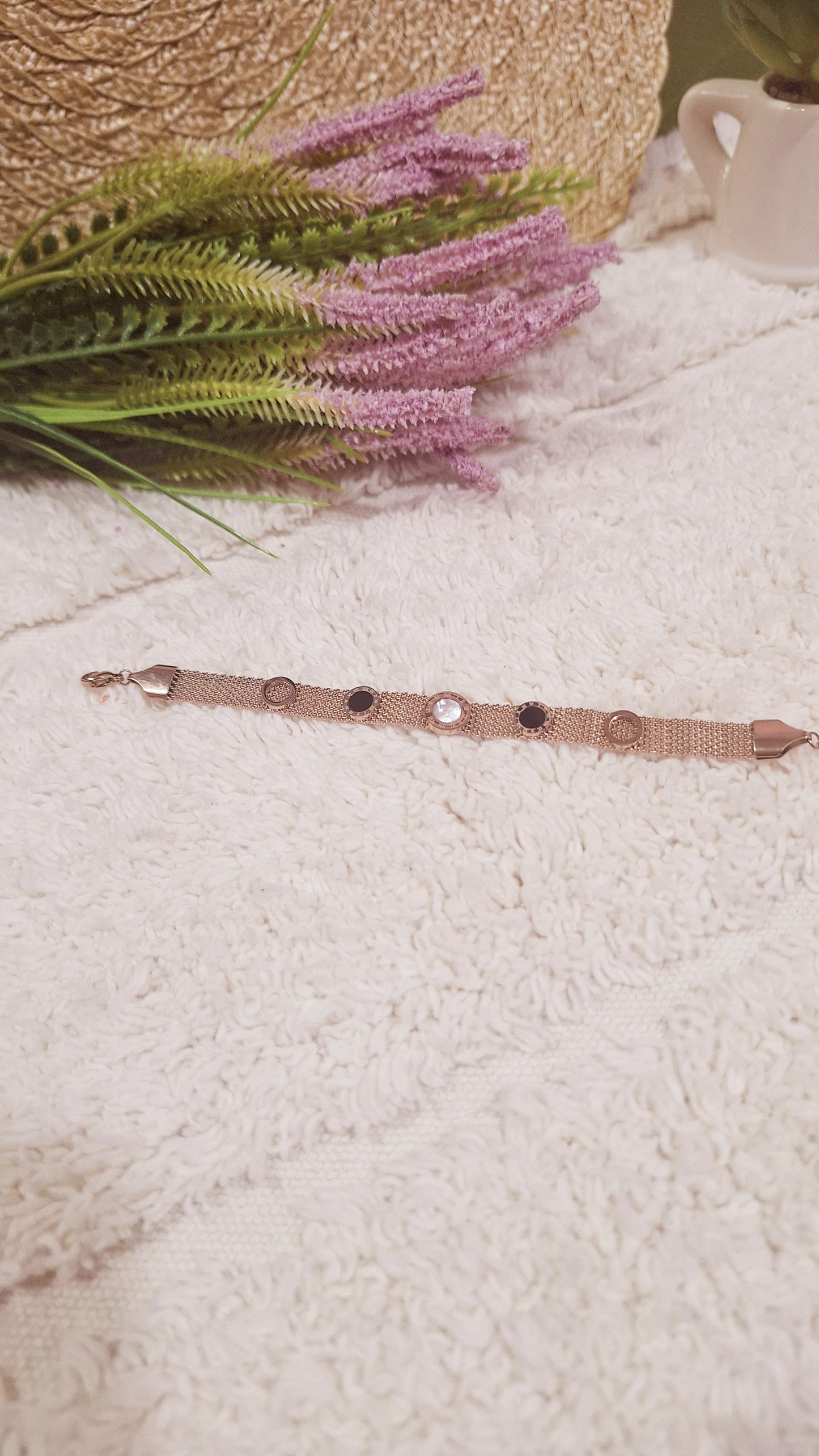 Thick detailed bracelet