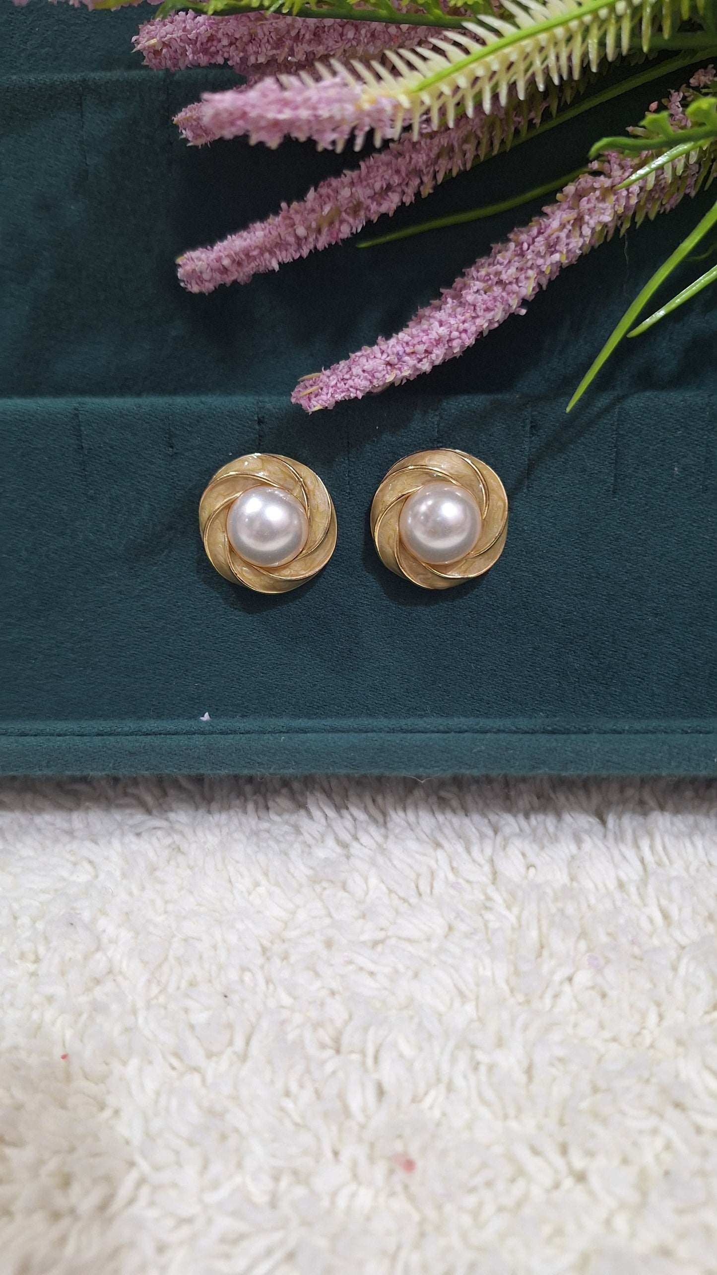 Studs with pearl earring