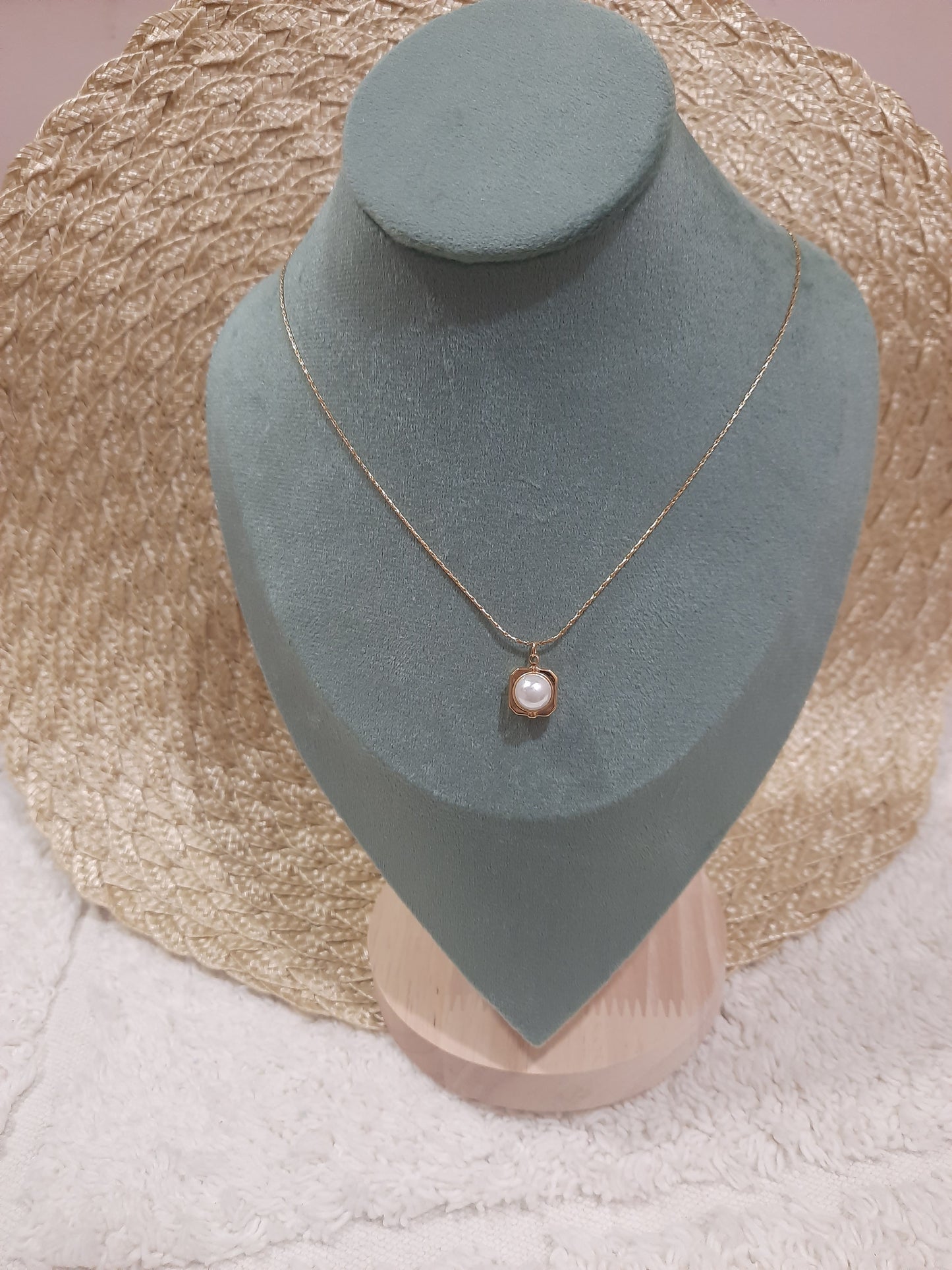 Classic pearl pendant necklace
