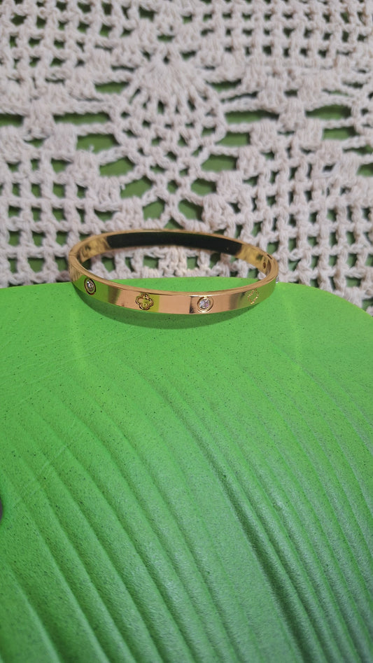 Leaf engraved bracelet