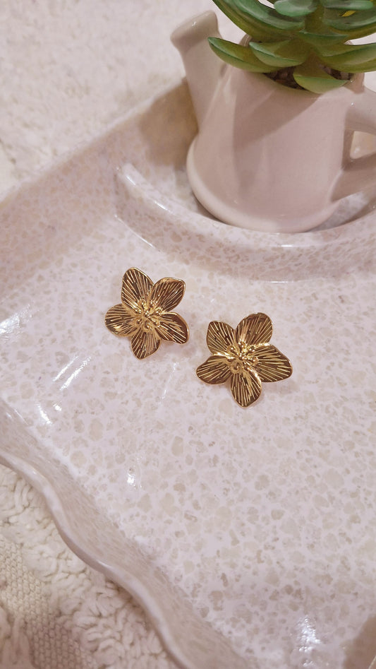 Flower stud earrings