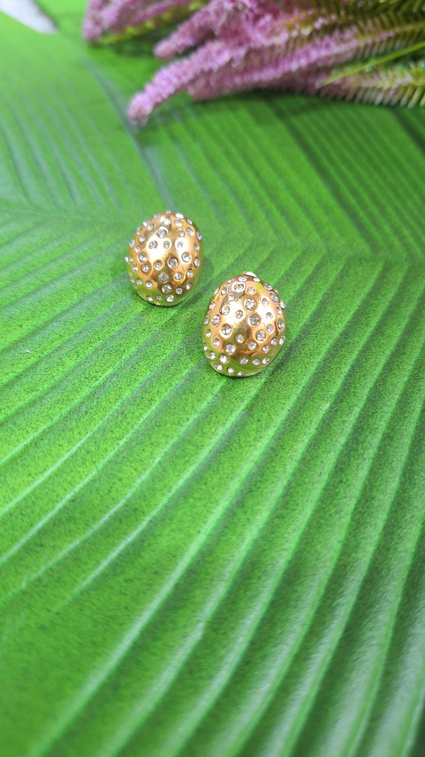 Tiny diamonds stud earrings