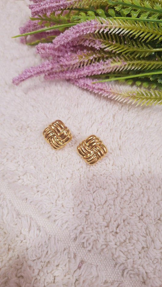 Square puffed earrings