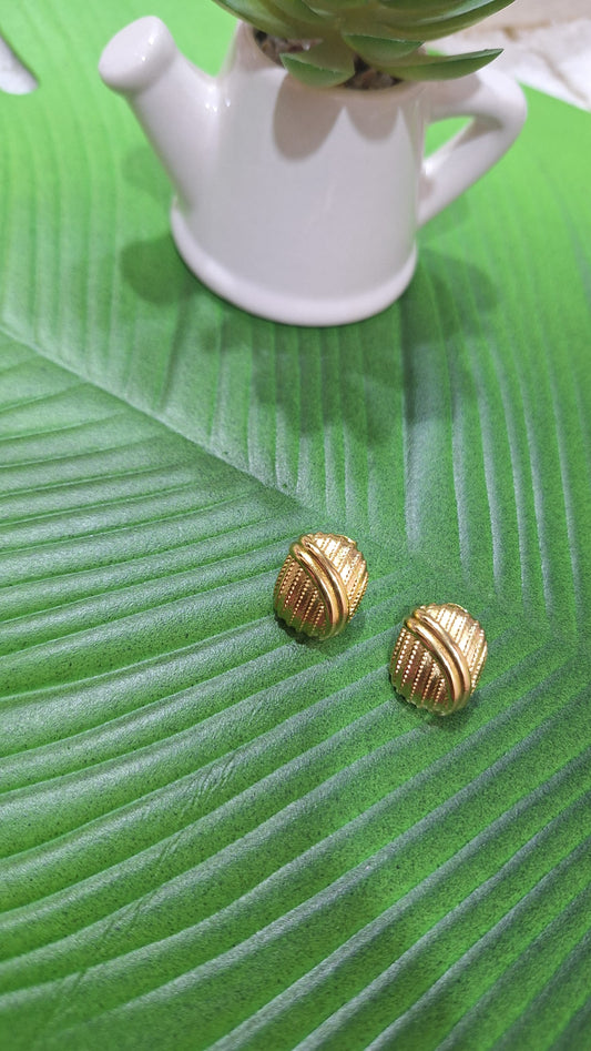 Classic stud earrings