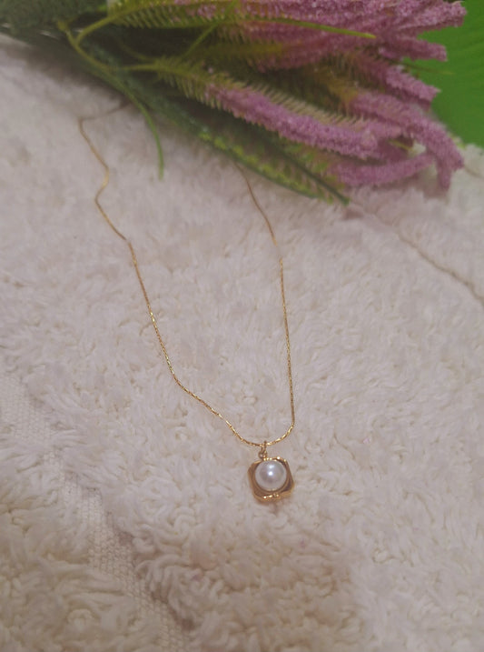 Classic pearl pendant necklace