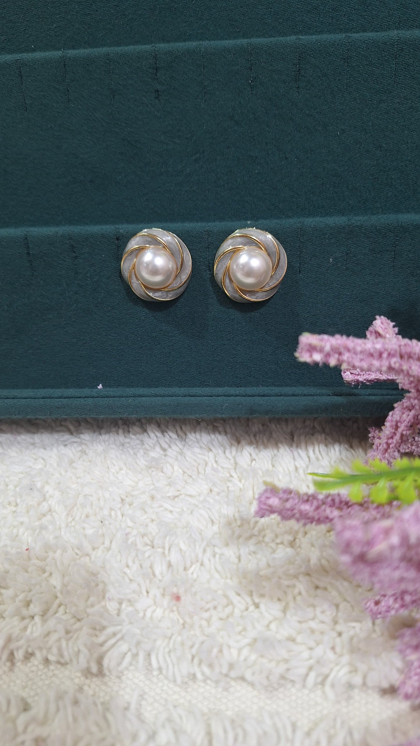 Studs with pearl earring