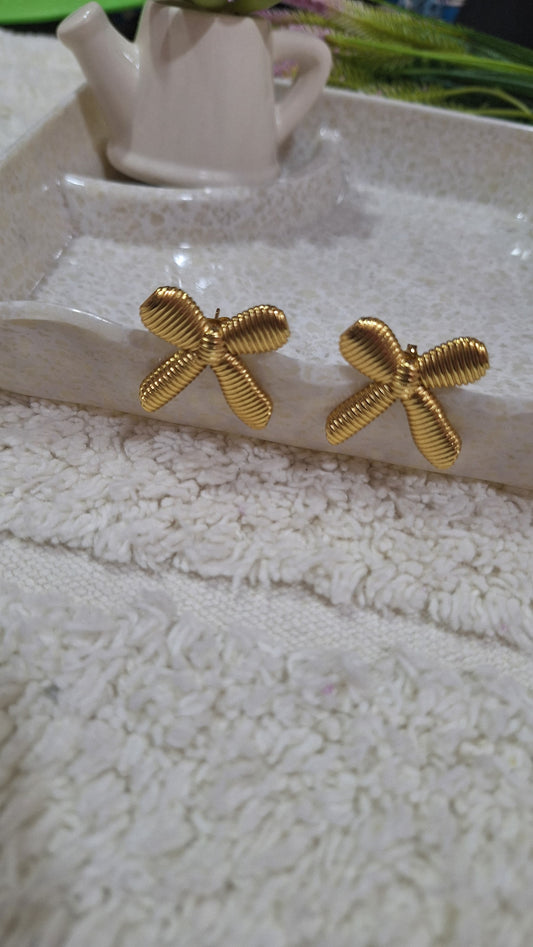 Bow shaped earring
